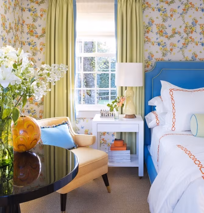 1. Vàng, xanh dương và xanh lá Với nhiều màu sắc tươi sáng, căn phòng ngủ dưới đây không chỉ là nơi nghỉ ngơi mà còn giống như một địa điểm tụ tập thân mật của gia đình và bạn bè. Các tông màu cam nhạt, xanh dương và xanh lá được kết hợp hài hòa đã tạo nên dáng vẻ thân thiện, chào đón bất cứ ai bước vào căn phòng. Họa tiết tường hoa nhẹ nhàng phản chiếu ánh sáng, mang đến cảm giác tươi vui đầy hứng khởi.