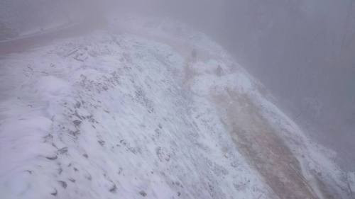 Băng tuyết đã xuất hiện với lượng khá dày, lớp tuyết có độ dày hơn 2cm, tuyết phủ trắng cây cối, đường sá. (Ảnh Khắc Hưng).