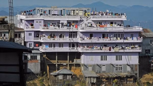 Nơi ở của đại gia đình trên gần giống như một khu ký túc xá với 100 phòng trên 4 tầng, riêng chủ nhân của ngôi nhà được sắm riêng một chiếc giường đôi. Người phụ nữ trẻ nhất sẽ nằm gần với phòng ngủ của người chồng, và có một hệ thống sắp xếp để chia lượt ngủ của những người vợ trong nhà với chồng.