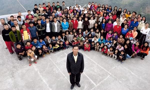 Một người đàn ông đã khiến cả thế giới phải kinh ngạc khi có thể làm chủ gia đình lớn nhất trên thế giới. Ziona Chana đến từ làng Bakwang, Ấn Độ, là người đàn ông có 39 vợ, 94 con và 33 cháu. Theo như Ziona chia sẻ, ông thấy mình thật may mắn khi có nhiều vợ và đông con đông cháu như vậy.