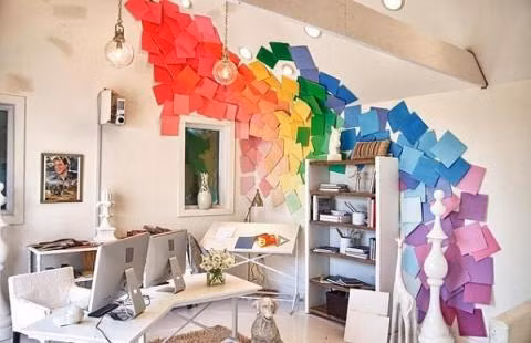 Màu sắc rực rỡ của phòng làm việc truyền cho bạn cảm hứng sáng tạo.