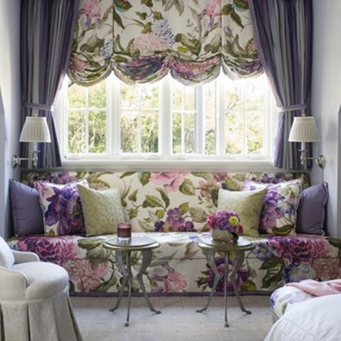 Vườn hoa bừng nở trong căn phòng tông màu tím chủ đạo.