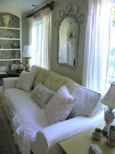 Lối trang trí nội thất thập niên 80 có phong cách nhẹ nhàng và tao nhã. Phòng khách thường có những chiếc gối tựa bọc vải hoa rất ăn ý với giấy dán tường hoa.