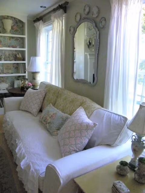 Lối trang trí nội thất thập niên 80 có phong cách nhẹ nhàng và tao nhã. Phòng khách thường có những chiếc gối tựa bọc vải hoa rất ăn ý với giấy dán tường hoa.