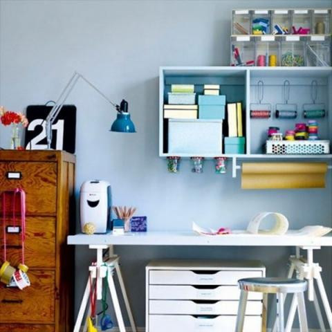 Gam màu xanh và các phụ kiện color block sẽ giúp tinh thần bạn luôn sảng khoái.