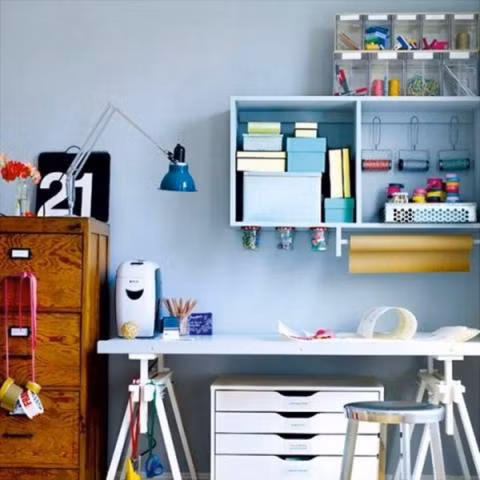 Gam màu xanh và các phụ kiện color block sẽ giúp tinh thần bạn luôn sảng khoái.