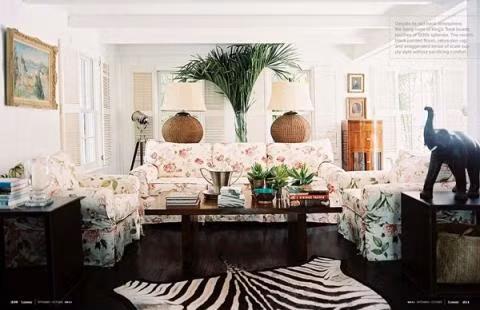 Nét thanh thoát, hiện đại hòa hợp trong căn phòng nhờ bộ salon hoa vintage.