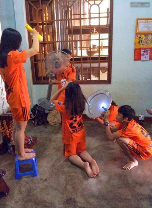 Để có một bức ảnh "tự sướng" lung linh post lên mạng xã hội thì phần hậu trường ánh sáng là cực kỳ quan trọng, đòi hỏi sự cộng tác của cả 1 ê kíp. Con đường đến với nghệ thuật quả là gian nan.