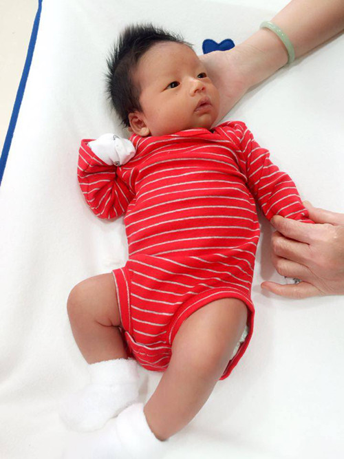 Từ khi rời khỏi showbiz sang định cư cùng chồng tại Mỹ, cuộc sống của cựu siêu mẫu Ngọc Quyên luôn khiến nhiều người thấy tò mò. Đặc biệt sau khi sinh con, cô thường xuyên chia sẻ ảnh của con trai đầu lòng và dành những lời khen "có cánh" cho ông xã đảm đang khiến nhiều người ghen tị. Mới đây, "bà mẹ một con" đã chia sẻ cuộc sống tất bật nhưng hạnh phúc của mình sau khi sinh con nhỏ. Người đẹp rất hạnh phúc vì có chồng tâm lý, luôn có trách nhiệm và yêu thương con.