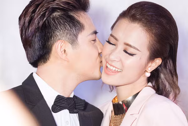 Là cặp đôi đẹp nhất nhì Vbiz, Đông Nhi và Ông Cao Thắng không chỉ hỗ trợ nhau trong công việc và cuộc sống, mà còn có những màn kết hợp ăn ý trên sân khấu. Tối 01/02, Đông Nhi tổ chức buổi ra mắt dự án âm nhạc mới mang tên "Pink Girl" nhân dịp Valentine sắp đến. Xuất hiện cùng Đông Nhi là bạn trai Ông Cao Thắng, cả hai quấn quýt bên nhau trong suốt buổi tiệc, đồng thời trao cho nhau những cử chỉ cực kì tình cảm.