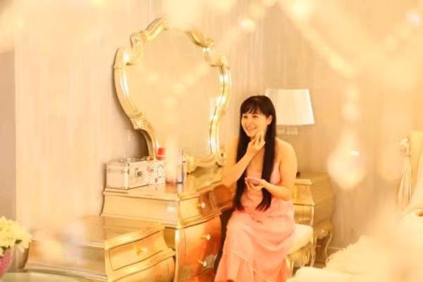 Ánh sáng vàng hài hòa với gam màu be của căn phòng mang lại cảm giác ấm cúng trong phòng ngủ.