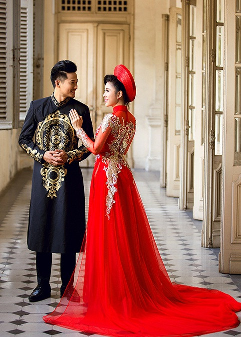 Những ngày qua, chuyện tình cảm của Lê Phương - Quý Bình khiến nhiều người quan tâm. Quyết định chia tay, cặp đôi khiến fan hâm mộ tiếc nuối. Tuy nhiên mới đây, cặp đôi diễn viên này chụp ảnh cưới khá tình cảm, thân mật. Lê Phương lộng lẫy trong bộ áo dài màu đỏ truyền thống, còn "chú rể" Quý Bình lại rất lịch lãm khi diện áo dài cưới màu đen với hoa văn vàng đồng. Phải chăng, bộ ảnh cưới được thực hiện nhằm xóa tan tin đồn Lê Phương và Qúy Bình đã "đường ai nấy đi"? Tuy nhiên cũng có người cho rằng đây chỉ là bộ ảnh thời trang chụp chung của hai người với vai trò là đồng nghiệp, bạn bè.