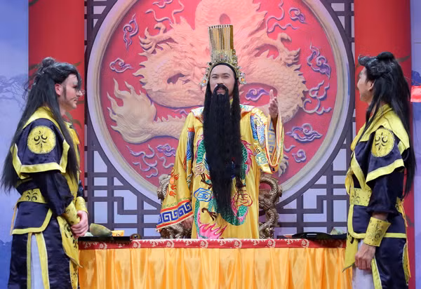 Lần đầu tiên, Hoài Linh đóng vai Ngọc Hoàng trong chương trình hài, phát sóng và vào đúng đêm giao thừa của Đài truyền hình TP HCM. Khác với hình ảnh bình dân, gần gũi, sau khi hóa trang, khoác áo long bào, đội râu giả, Hoài Linh ra vẻ uy nghiêm của người đứng đầu thiên đình. Lối diễn xuất nhấn nhá của Hoài Linh kết hợp cùng tính cách 'khùng khùng' siêu quậy của Khương Ngọc và sự vụng về ngọng nghịu của Kyo York, đã làm nên hàng loạt tình huống khiến khán giả phải dở khóc, dở cười.