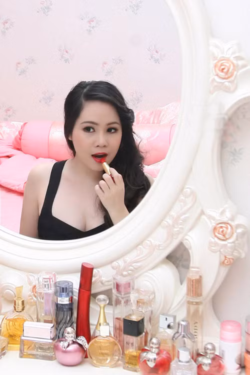 6. Trương Phương Các chi tiết trên vành gương tinh xảo, không trơ hay khô cứng.