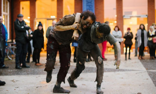 Hai người đang nhảy múa đến chết.