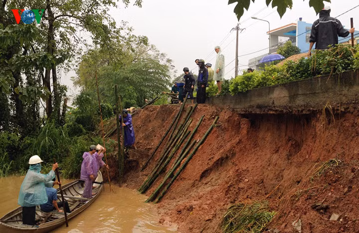 Mực nước sông Trà Khúc dâng cao đã gây sạt lở taluy âm đường bờ kè bắc sông Trà Khúc thuộc thành phố Quảng Ngãi.