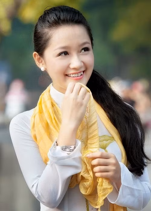 Thu Hà tên đầy đủ là Nguyễn Thu Hà sinh 1988 tại Hà Nội. Cô bắt đầu cộng tác với Đài truyền hình Việt Nam từ khi còn là một sinh viên và chính thức về công tác tại VTV sau khi tốt nghiệp đại học khoa Tài chính Ngân hàng - ĐH Ngoại thương năm 2010.