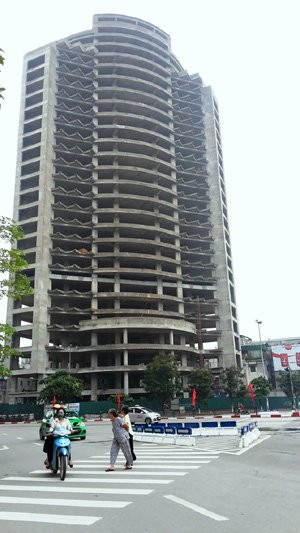 Dự án 198B Tây Sơn ôm đất vàng ngủ quên giữa Thủ đô Dự án tỷ đô là một tổ hợp gồm 2 khối: Giai đoạn I thực hiện khối cao 18 tầng phía ngoài đường Tây Sơn là siêu thị và văn phòng cho thuê. Giai đoạn II thực hiện khối 9 tầng dùng làm siêu thị và văn phòng quản lý toà nhà có mặt tiền là đường Thái Hà. Tuy nhiên, công trình được Sở Xây dựng Hà Nội cấp GPXD số 114GP/SXD ngày 28/8/2009 (thay thế cho GPXD số 159/SXD ngày 27/2/2008 do điều chỉnh và thay đổi thiết kế) với quy mô 21 tầng nổi, 1 tầm tum kỹ thuật, 3 tầng hầm ở tòa tháp trong giai đoạn I.