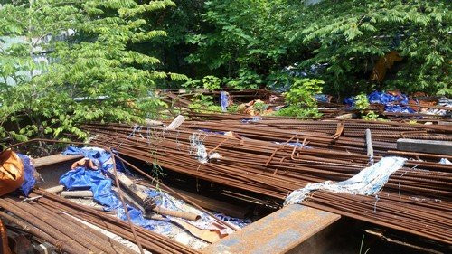 Chung cư 134 Quần Ngựa thành bãi phế liệu giữa đất vàng Thủ đô Công trình chung cư cao tầng 134 tọa lạc trên phố Quần Ngựa (phường Liễu Giai, quận Ba Đình, thành phố Hà Nộị) đang thi công dang dở bị bỏ hoang giữa khu đất vàng của Thủ đô. Công trình thuộc chủ đầu tư là Công ty Cổ phần Đầu tư và Xây dựng công trình 134. Đơn vị tiến hành thi công là Công ty Liên hợp Xây dựng Vạn Cường. Trên thực tế, công trình được khởi công xây dựng từ hơn 4 năm nhưng chỉ thi công một vài tháng là ngừng mọi hoạt động.