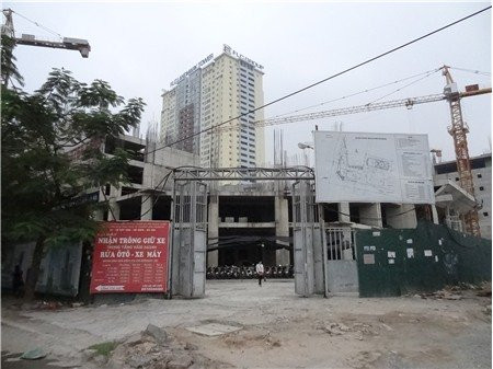 Theo quảng cáo của chủ đầu tư, với một phong cách kiến trúc độc đáo kết hợp với các tiện nghi cao cấp tạo cho dự án một sức hấp dẫn khác biệt, hứa hẹn trở thành một trong những điểm đến được quan tâm bậc nhất của thủ đô. Khởi công từ năm 2009, theo dự kiến ban đầu của chủ đầu tư, dự án Thăng Long Mansion sẽ hoàn thiện vào tháng 12/2013. Sau gần 4 năm xây dựng, dự án mới triển khai đến tầng 7, một số tòa mới chỉ dừng lại ở tầng 3. Những khối bê tông được thi công dang dở, buộc giằng thép chằng chịt, sắt thép công trình đã bắt đầu hoen rỉ, có dấu hiệu xuống cấp.