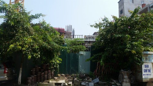 Công trình đã xây dựng xong tầng hầm, các cột chống đỡ, tầng một tòa nhà. Các cột sắt tại đây bị han rỉ nghiêm trọng, vật liệu xây dựng nằm ngổn ngang trước mặt tiền của tòa nhà, cổng bao quanh khu vực thi công luôn đóng kín, cỏ mọc um tùm che khuất tầm nhìn.