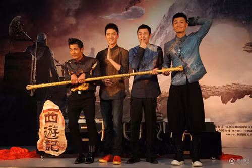 Nữ diễn viên Triệu Lệ Dĩnh đã được bắt gặp trên phim trường của bộ phim và đồng thời trong kịch bản, cô là một trong những “kiếp nạn” gian khổ nhất của thầy trò Đường Tăng. Khi đi qua vương quốc nữ nhi, Đường Tăng và Trư Bát Giới uống phải nước sông khiến bụng mang bầu. Quá lo sợ, hai thầy trò phải cầu cứu với Quốc vương. Sau này, nữ quốc vương đã phải lòng Đường Tăng và hai người đã nảy sinh tình cảm khó nói giữa một nhà sư và một người phàm. Cặp giai nhân sẽ phải làm gì để có thể thoát khỏi mối lương duyên khó xử này? Thực tế trong bản phim năm 1986, Đường Tăng đã một mực dứt tình, dứt nghĩa với quốc vương nữ quốc.