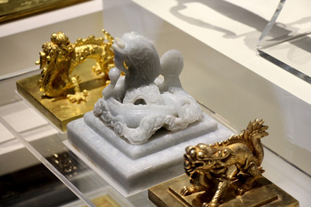 Trong số đó, có nhiều bảo vật vô cùng quý hiếm như kim bảo, ngọc tỷ là những ấn tín của triều Nguyễn.