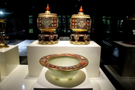 Mặc dù trải qua 2 cuộc chiến tranh khốc liệt và biến động của lịch sử, nhưng đến nay báu vật triều Nguyễn gồm 2.500 món đều được lưu giữ gần như nguyên vẹn tuyệt đối.