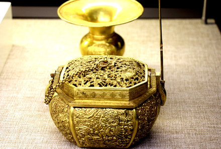 Các bảo vật hoàng cung triều Nguyễn được làm bằng các chất liệu quý hiếm như vàng, ngọc, đá quý và được lưu truyền qua nhiều đời.