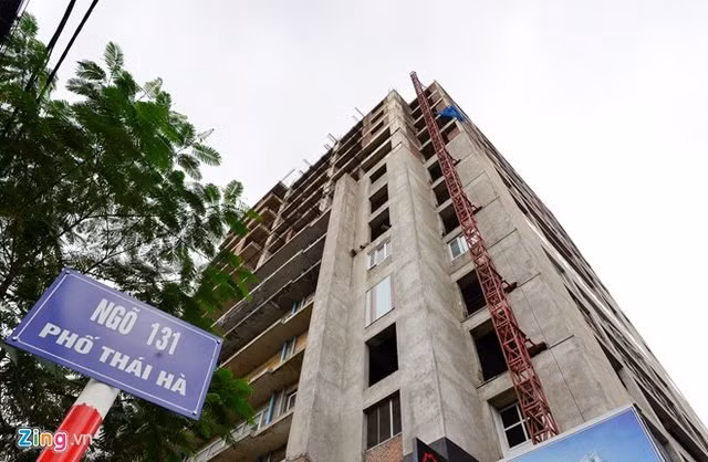 Chung cư 131 Thái Hà phơi sương nắng Cách đó không xa, chung cư 131 Thái Hà cũng đang ngày đêm phơi sương gió. Khu dịch vụ, văn phòng và nhà ở kinh doanh 131 Thái Hà được cấp giấy phép xây dựng năm 2005, nhưng sau 8 năm khởi công đến nay vẫn chưa hoàn thiện.