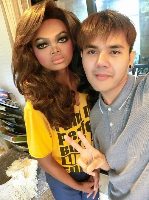 Thời điểm mới đăng quang, Maya là tiêu điểm trêu chọc, chế giễu của cư dân mạng. Nhan sắc của cô được cư dân mạng nhận xét là còn tệ hơn cả hiện tượng mạng Happy Polla.