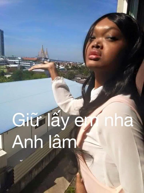 Tệ hơn nữa, người ta còn mang ảnh Maya đi chế vô tội vạ và rồi truyền tay nhau dè bỉu chỉ vì cô xấu tới mức mà khó ai có thể chấp nhận được. Tuy vậy, Maya cho biết cô thường bỏ ngoài tai những lời công kích trên mạng để tập trung cho công việc hiện tại.