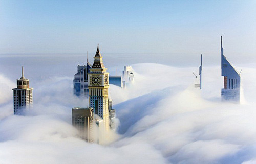 Những tháng mùa xuân là thời điểm sương mù xuất hiện khá nhiều ở đây tạo ra những cảnh vật vô cùng thơ mộng, thậm chí còn được mệnh danh là “Thành phố trên mây”