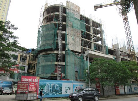 Tháp lạnh, rừng chông ở Thăng Long Mansion Dự án Thang Long Mansion từng được chủ đầu tư - Công ty Cổ phần Đầu tư Phát triển Đô thị Thăng Long - là một tổ hợp bao gồm 5 tòa nhà với 2 tòa văn phòng cho thuê 17 tầng, 1 văn phòng cho thuê 21 tầng bên cạnh 2 tòa tháp chung cư cao cấp 30 tầng.