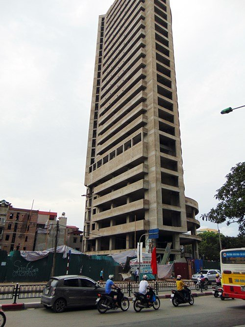 Dự án có vị trí đắc địa khi sở hữu 2 mặt tiền tại tuyến đường lớn Tây Sơn, Thái Hà. Vị trí này đồng thời cũng được coi là trung tâm của quận Đống Đa. Tuy nhiên, dù được khởi công vào năm 2009 và dự kiến hoàn thành năm 2011, nhưng đến nay, công trình vẫn chưa được hoàn thiện.