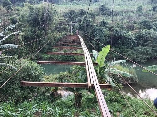 Bạn Thái Văn Đường chia sẻ với Dân Việt: Cây cầu treo không có mặt sàn do chính bạn quay được nằm trên địa bàn xã Lỗ Sơn (huyện Tân Lạc – Hòa Bình). Tại thời điểm ghi nhận, có hàng chục học sinh đi lại trên cây cầu này. Qua tìm hiểu, hàng ngày cây cầu này oằn lưng cõng hơn 200 em nhỏ (từ mầm non đến THCS) của 5 xóm thuộc xã Lỗ Sơn (huyện Tân Lạc – Hòa Bình) đi học qua.