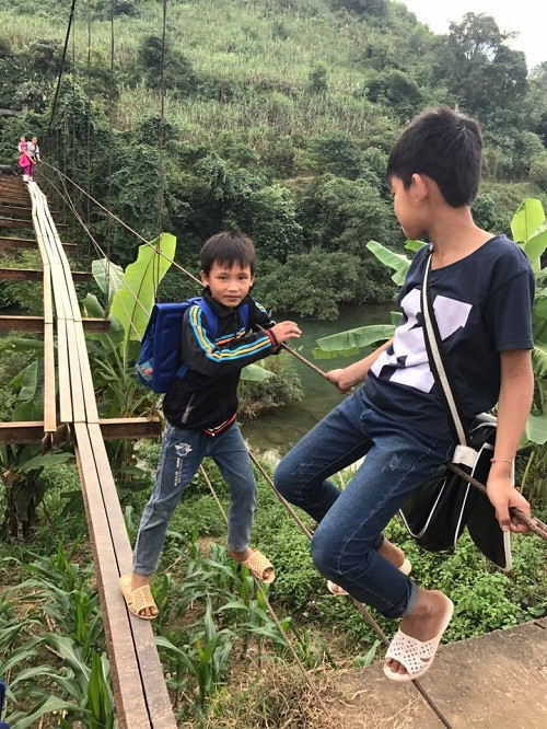 Hàng ngày hàng trăm học sinh và người dân nơi đây vẫn phải đánh cược mạng sống của mình trên cây cầu treo này. Ảnh Thái Văn Đường
