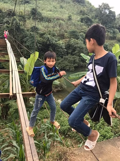 Hàng ngày hàng trăm học sinh và người dân nơi đây vẫn phải đánh cược mạng sống của mình trên cây cầu treo này. Ảnh Thái Văn Đường