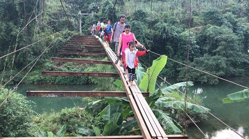 Chiếc cầu treo đã mất hết mặt sàn. Ảnh Thái Văn Đường