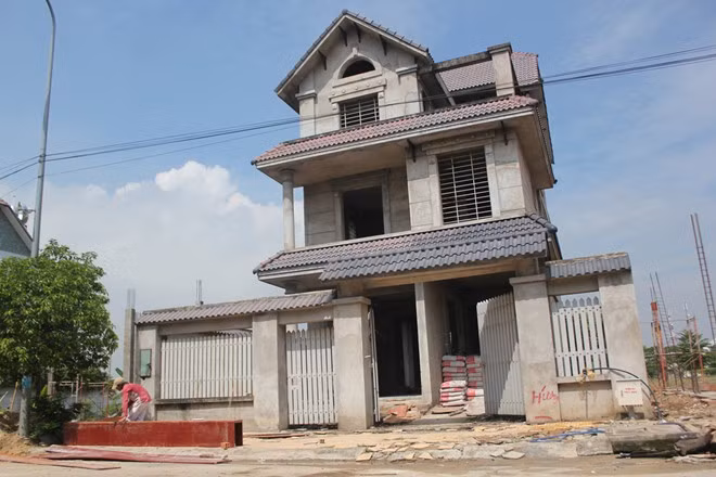 Nhiều biệt thự bỏ hoang ở khu Khang An, quận 9, đã được bàn giao lại cho chủ mới hoàn thiện đưa vào hoạt động. Ảnh: Zen Nguyễn.