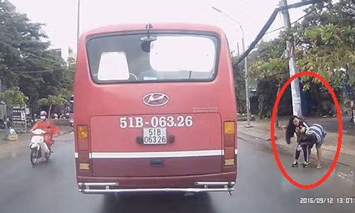 Xon xao clip nu sinh bi sam so giua duong Sai Gon