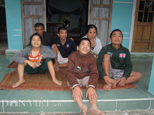 Ông bà Trần Văn Trâm (65 tuổi) - Trần Thị Dần (64 tuổi, trú thôn Tân Hòa, Cam Tuyền) sinh được 7 người con thì 4 người (ảnh) là Thun, Hoàng, Lũy, Lãm bị dị tật không nói, không đi được, chỉ bò, suốt ngày la hét. Mong muốn cả cuộc đời của vợ chồng ông Trâm là được nhìn thấy các con bước đi bằng hai chân như những người bình thường.