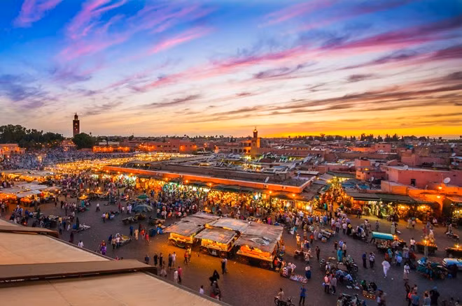 Quảng trường Djemaa el-Fna, Marrakesh, Morocco: Quảng trường sôi động này sẽ khiến bạn không có một phút giây buồn chán nào, với các màn biểu diễn đường phố, âm nhạc, huấn luyện rắn, những quầy hàng thủ công, quầy ăn... Ảnh: Timeskuwait.