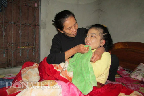 Trần Thị Phương Thảo (SN 1993) bị mẹ đẻ bỏ rơi tại bệnh viện vì bị dị tật. Thương bé, bà Trần Thị Cúc (56 tuổi, trú khóm 3, thị trấn Cam Lộ, huyện Cam Lộ, Quảng Trị) đã đem Thảo về nuôi và chăm sóc mọi sinh hoạt, ăn uống vì Thảo bị dị tật nặng, chỉ nằm liệt giường. Nhiều lần có người đến dạm hỏi nhưng bà Cúc quyết ở góa để chăm Thảo được tốt hơn.