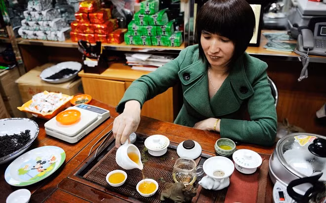 Chợ trà Mã Liên Đáo, Bắc Kinh, Trung Quốc: Với những người mê trà, chợ Mã Liên Đáo giống như một thiên đường, nơi bạn có thể thử mọi loại trà của Trung Quốc. Chợ chủ yếu bán buôn, nhưng phần lớn người bán sẽ cho bạn thử một vài loại. Ở đây cũng có nhiều quán trà tuyệt vời. Bạn có thể mua một bộ ấm trà với giá khá rẻ. Ảnh: Travelandleisure.