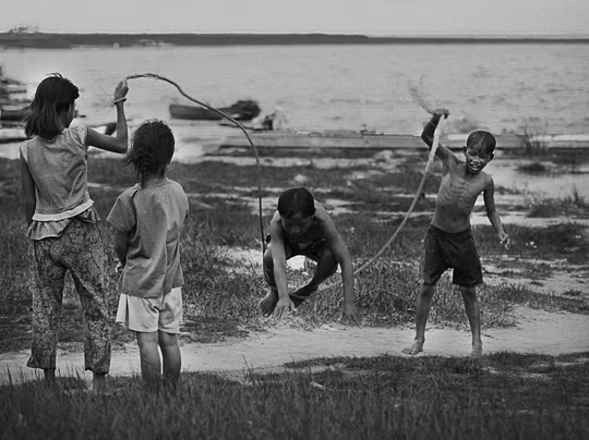 Lúc rảnh rỗi, những đứa trẻ lại túm tụm lại vui chơi với nhau. Suốt ngày chỉ loanh quanh trong xóm, chúng hầu như không tiếp xúc với trẻ em đồng trang lứa bên ngoài.