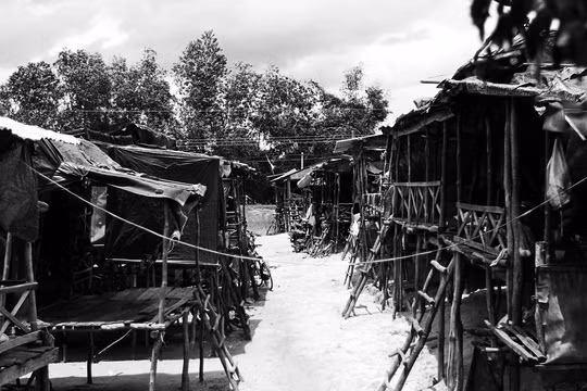 Những dãy nhà lụp xụp, tạm bợ ven hồ Dầu Tiếng (ấp Tà Dơ, xã Tân Thành, huyện Tân Châu, Tây Ninh) là nơi cư ngụ của khoảng 250 hộ dân với khoảng 1000 nhân khẩu và được người dân gọi là xóm Việt Kiều. Gọi là nhà nhưng thực chất là những chiếc lán dựng lên tạm bợ từ vài khúc cây, ba tấm ván, miếng bạt rách nát.