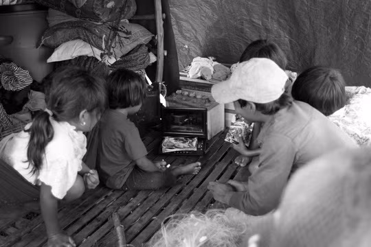 Chiếc máy cũ kĩ được dùng nghe nhạc, xem phim bằng băng đĩa là phương tiện giải trí duy nhất của cả xóm. Không có điện, bình ắc quy là nguồn năng lượng dự trữ để thắp sáng, xạc điện thoại,... Mỗi khi bình hết điện phải mang ra khu vực thị trấn để xạc.