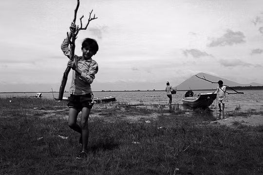 Những đứa trẻ ở xóm Việt kiều này đều hao hao nhau với làn da đen nhẻm, tóc vàng cháy vì suốt ngày phơi nắng.