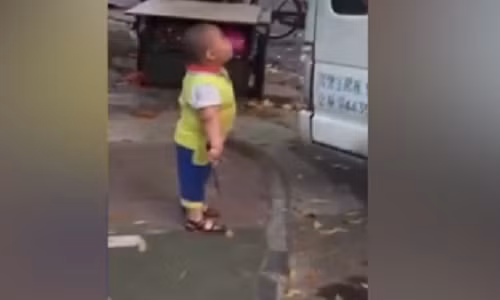 Cau be 5 tuoi hung hang cam dao doa tai xe gay soc